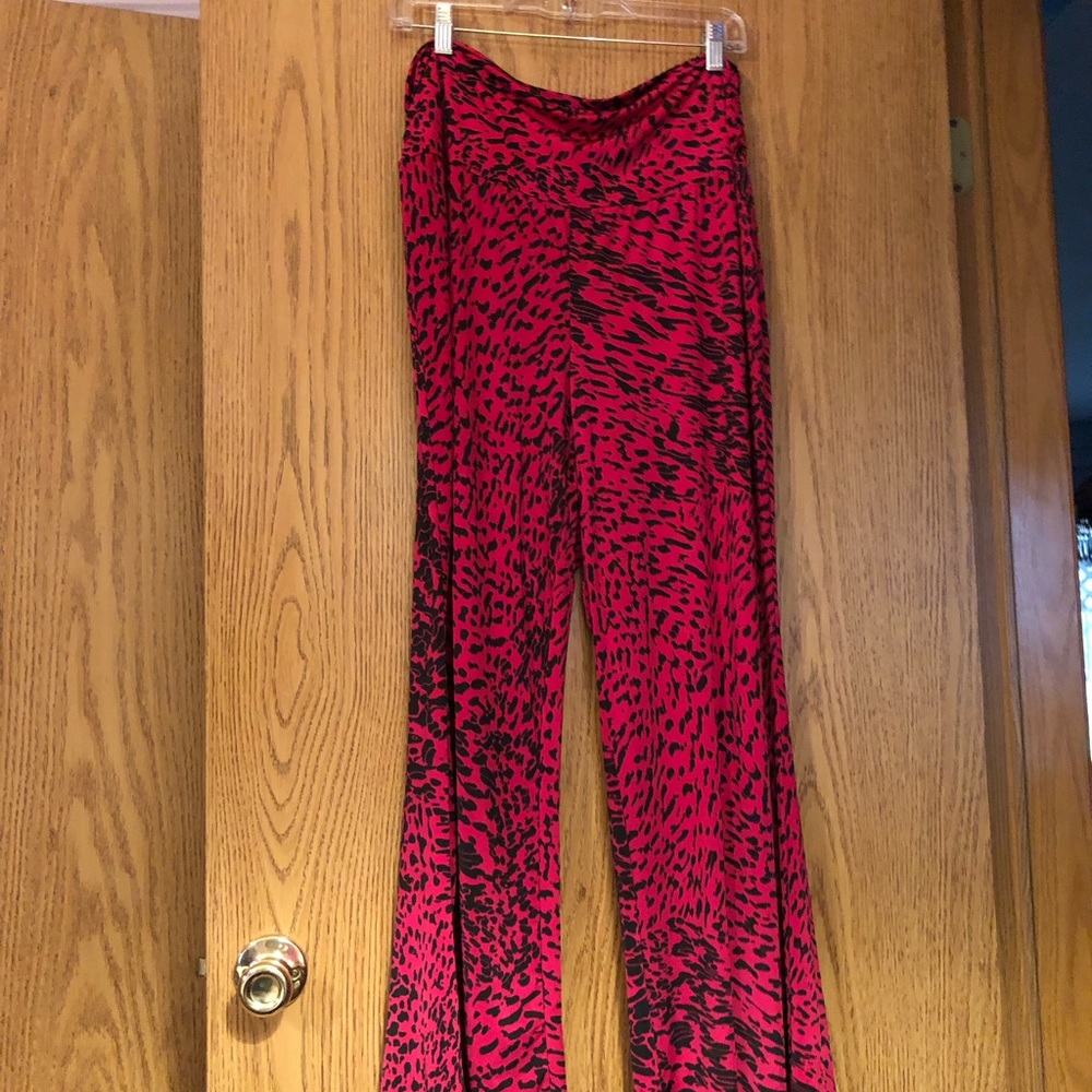 Thalia Sodi loose leggings in XL.  Dark pink and black.